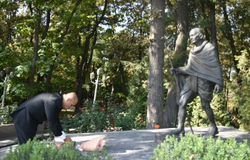 Ambassador Shri Arun Kumar Chatterjee paid floral tributes at Mahatma Gandhi Memorial on the occasion of  Gandhi Jayanti